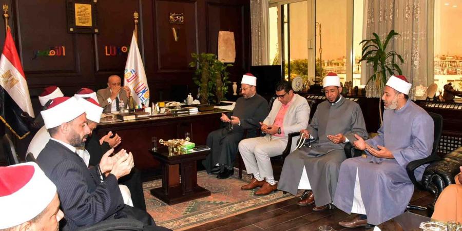 محافظ الأقصر يستقبل قافلة الوعظ بالأزهر الشريف