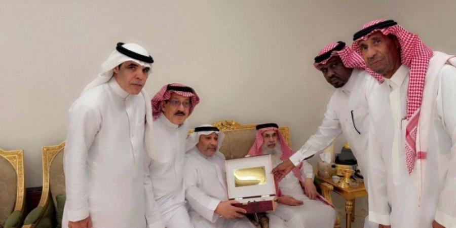 حكام كرة القدم السعودية تكرّم عبد الرحمن الدهام