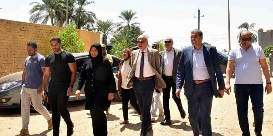 محافظ الأقصريتفقد لجنة مدرسة وادى الملكات بجولة الإعادة لانتخابات