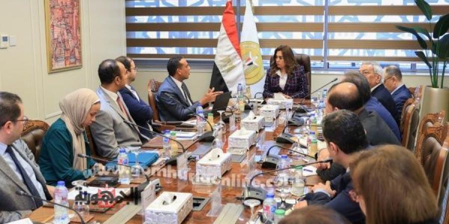 وزيرة التنمية المحلية و "الهابيتات" يبحثان وسائل التكيف مع المناخ