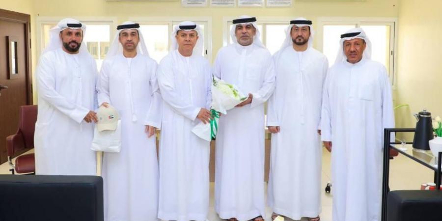 وفد نادي دبا الحصن يزور عدداً من المدارس