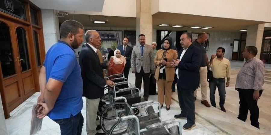 محافظ أسيوط يشهد تسليم 50 كرسيًا متحركًا معاد تأهيلها