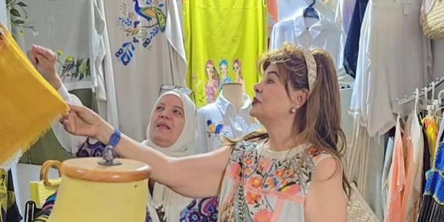 الفنانة صفاء أبو السعود تزور جناح القومى للمرأة بمعرض "ديارنا"