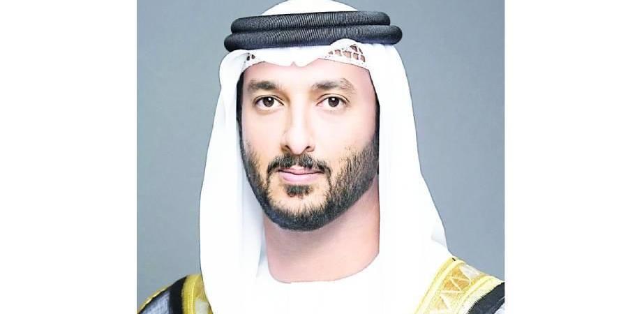 عبدالله بن طوق: المرأة الإماراتية ركيزة التنمية وبناء الأجيال
